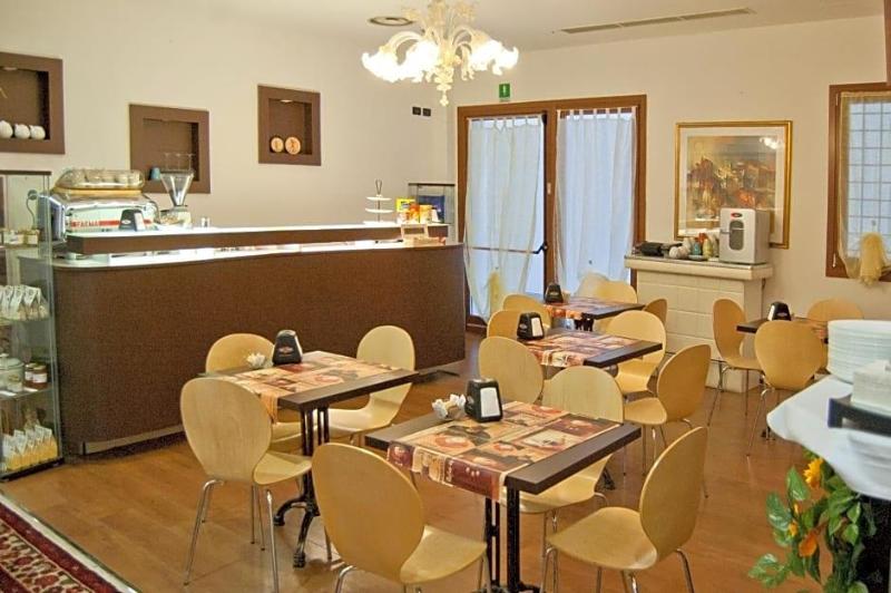 Hotel Leon Bianco image