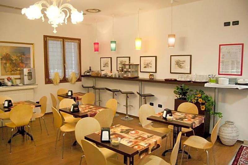 Hotel Leon Bianco image