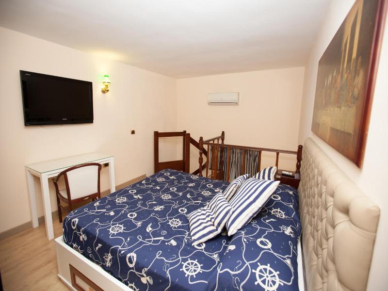 Hotel Ausonia image
