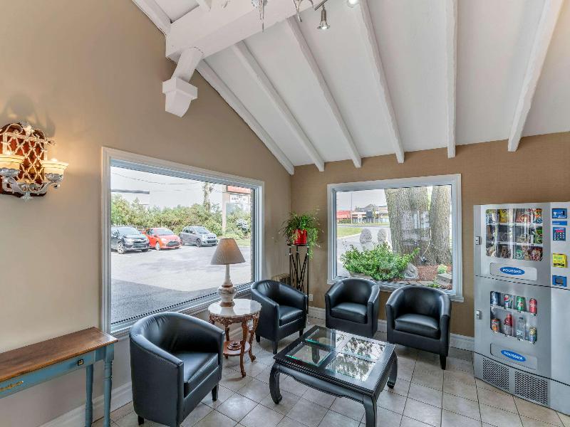 Econo Lodge - Brossard image