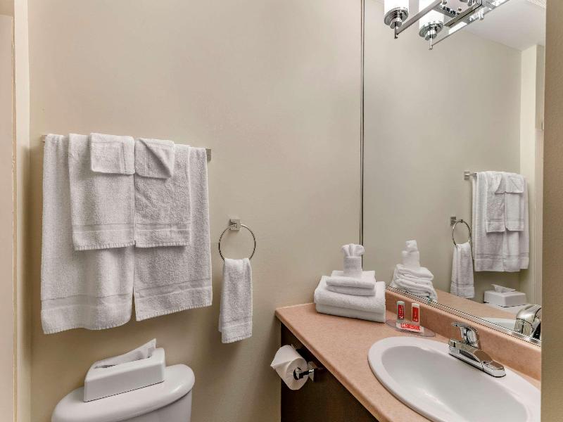 Econo Lodge - Brossard image