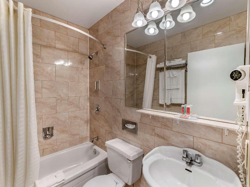 Econo Lodge - Brossard image