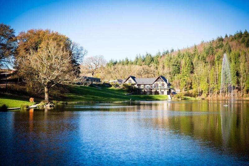 Canada Lodge And Lake image