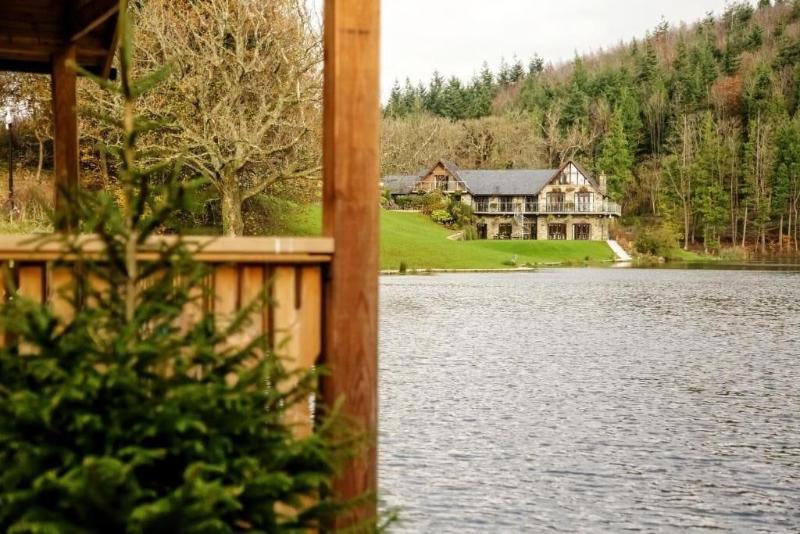 Canada Lodge And Lake image