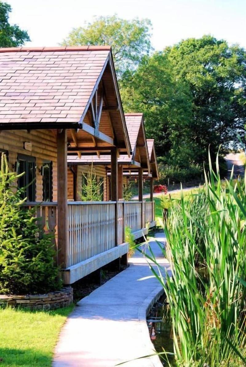 Canada Lodge And Lake image