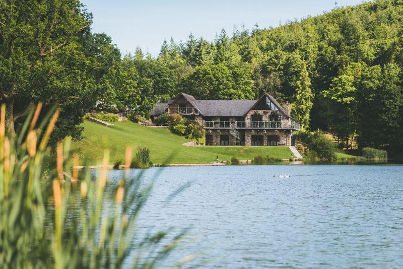 Canada Lodge And Lake image