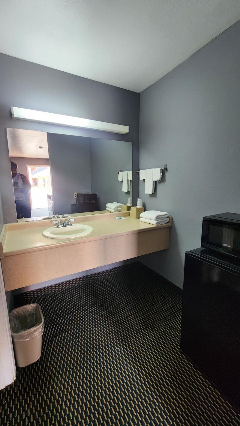 Benbrook Inn & Suites image