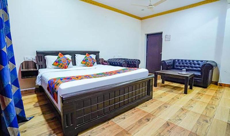 Fabexpress Lloyds Inn image
