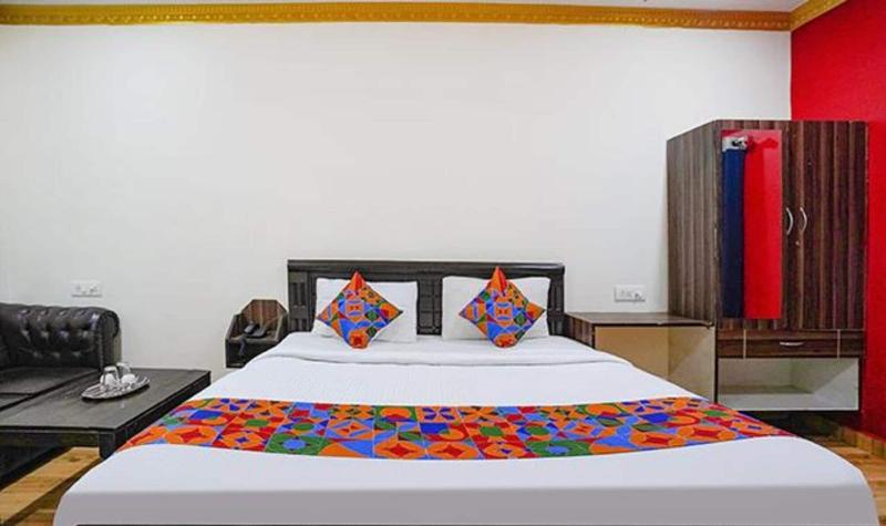 Fabexpress Lloyds Inn image
