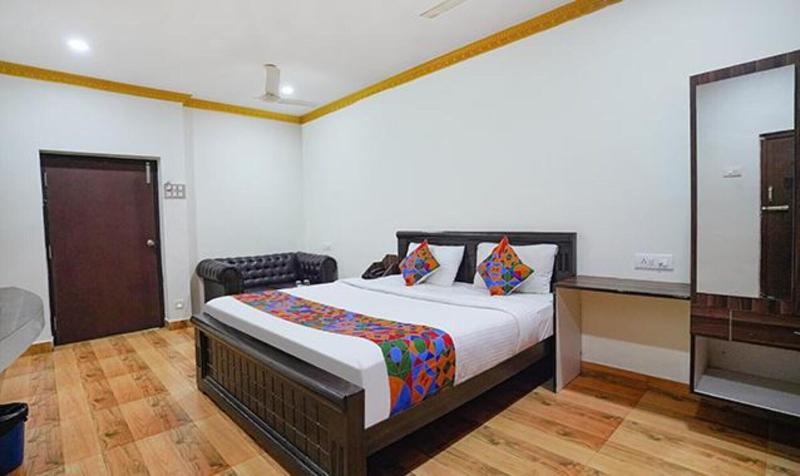 Fabexpress Lloyds Inn image