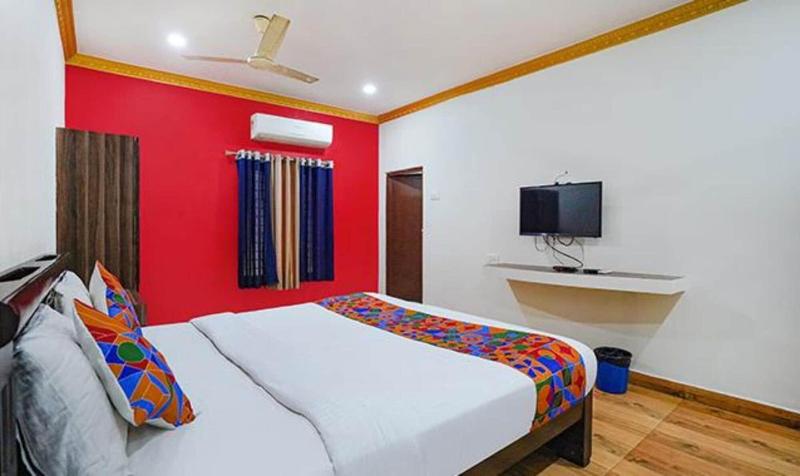 Fabexpress Lloyds Inn image