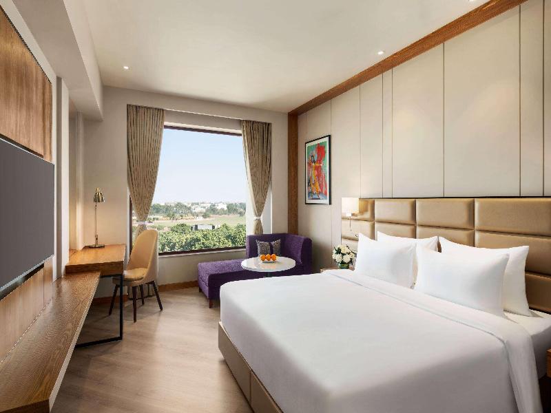 Deluxe Room, 1 King Bed, City View