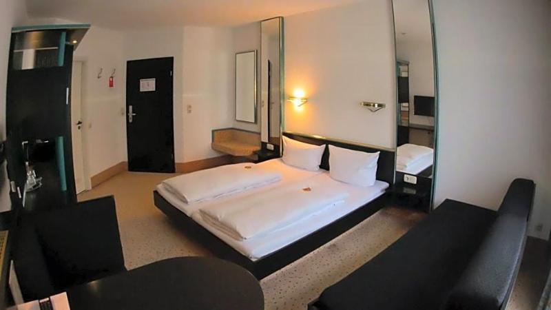 Hotel Bitterfelder Hof Mongoo Gmbh image