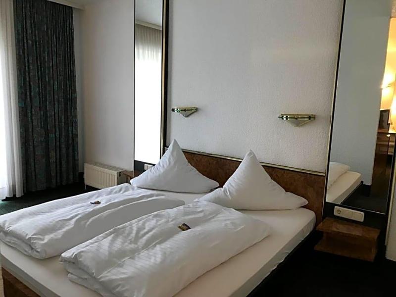 Hotel Bitterfelder Hof Mongoo Gmbh image