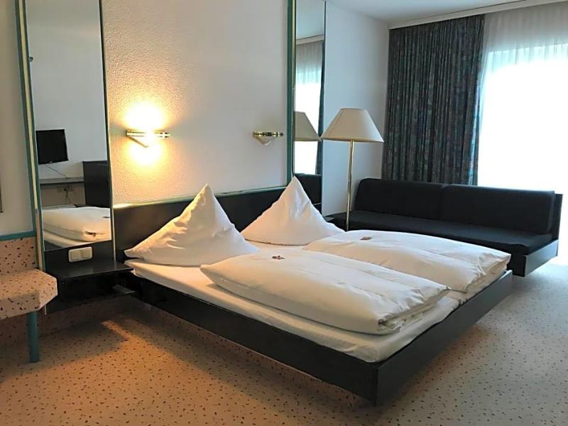Hotel Bitterfelder Hof Mongoo Gmbh image
