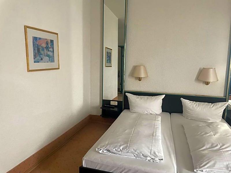 Hotel Bitterfelder Hof Mongoo Gmbh image