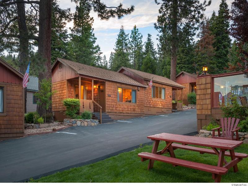 Cedar Glen Lodge image