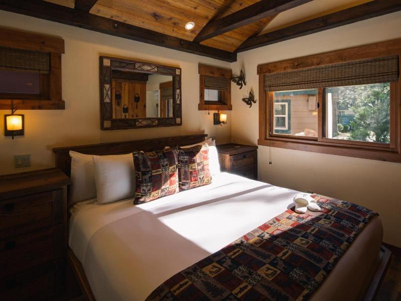 Cedar Glen Lodge image