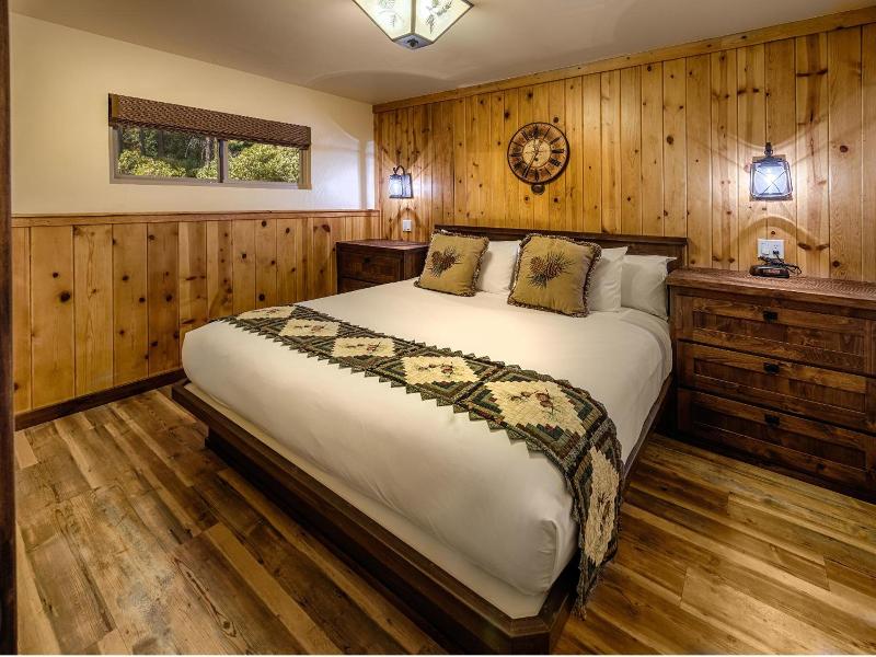 Cedar Glen Lodge image