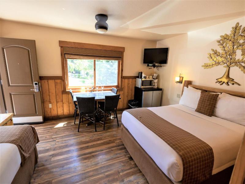 Cedar Glen Lodge image