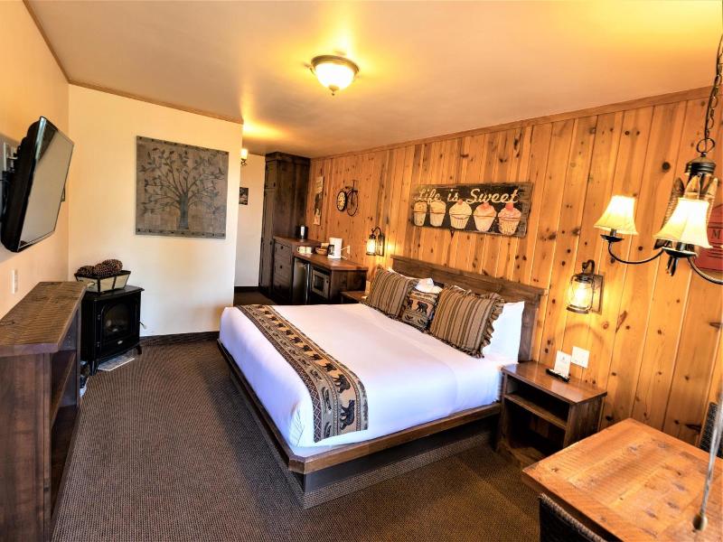 Cedar Glen Lodge image