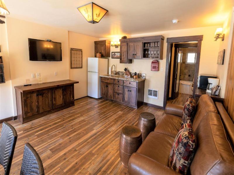 Cedar Glen Lodge image