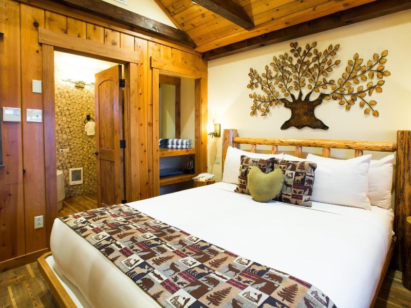 Cedar Glen Lodge image
