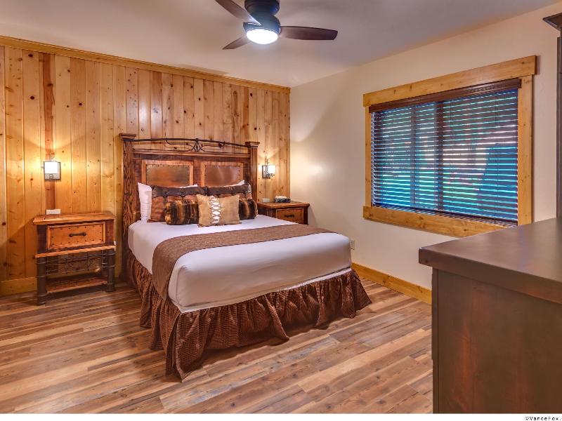 Cedar Glen Lodge image