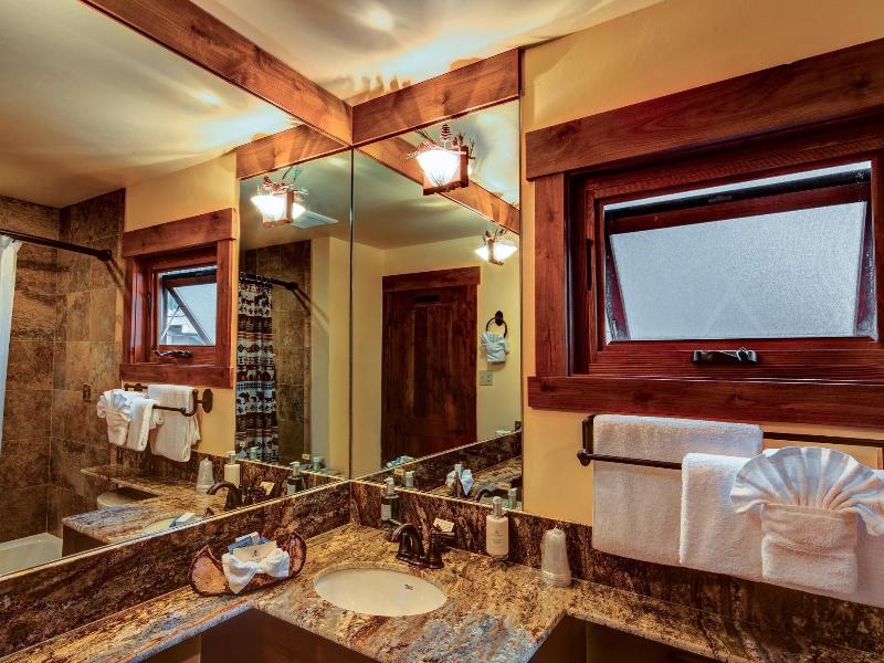 Cedar Glen Lodge image