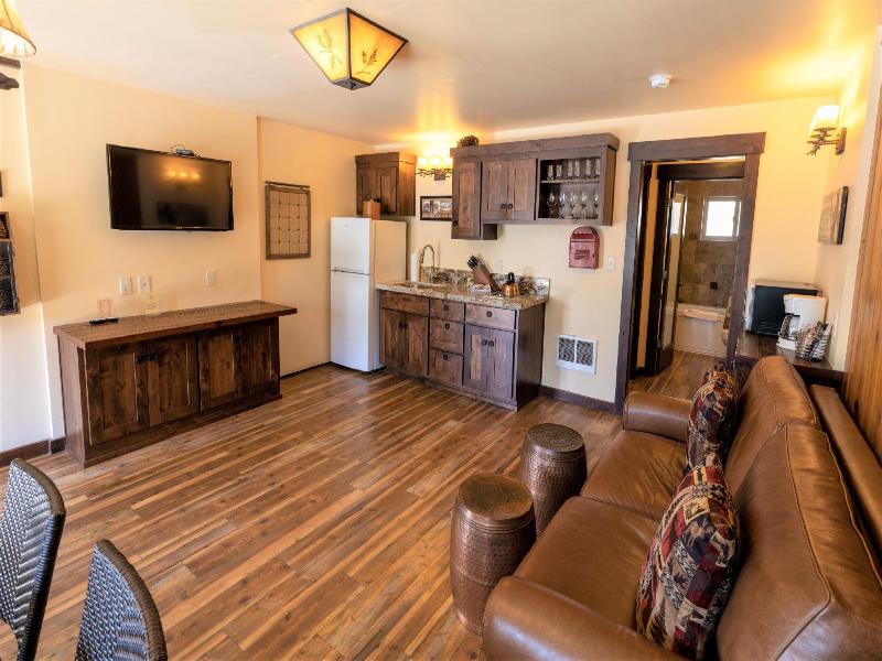 Cedar Glen Lodge image