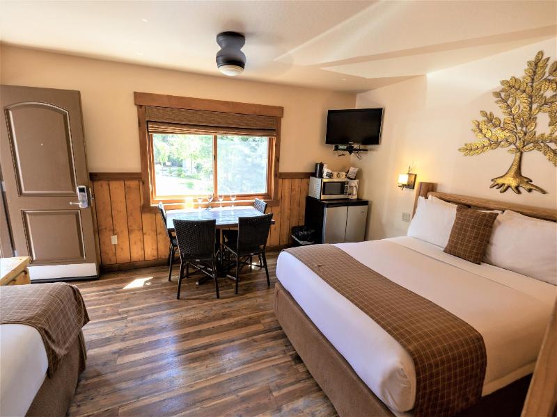 Cedar Glen Lodge image