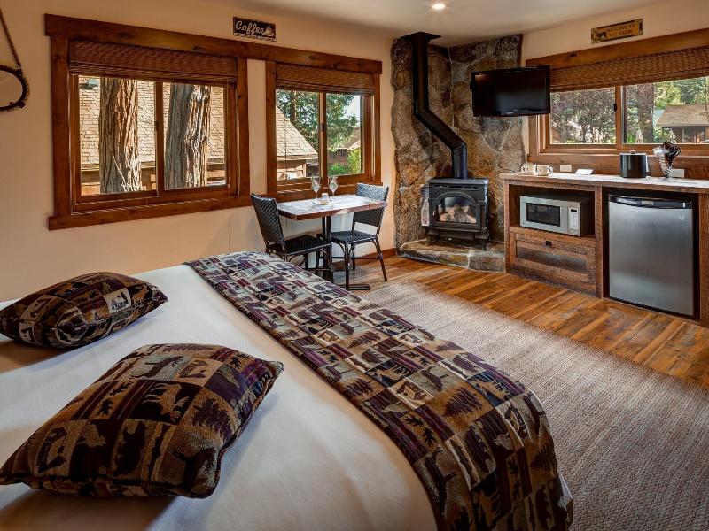 Cedar Glen Lodge image