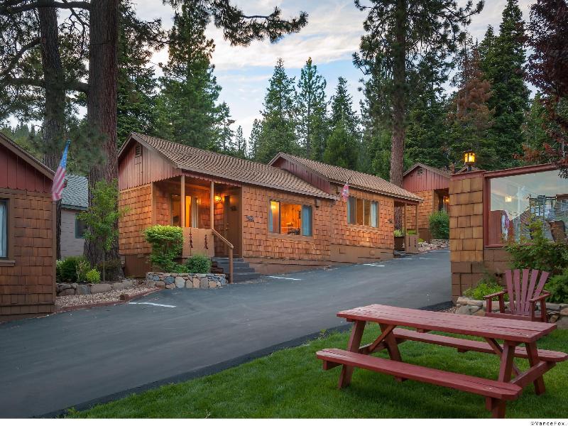 Cedar Glen Lodge image