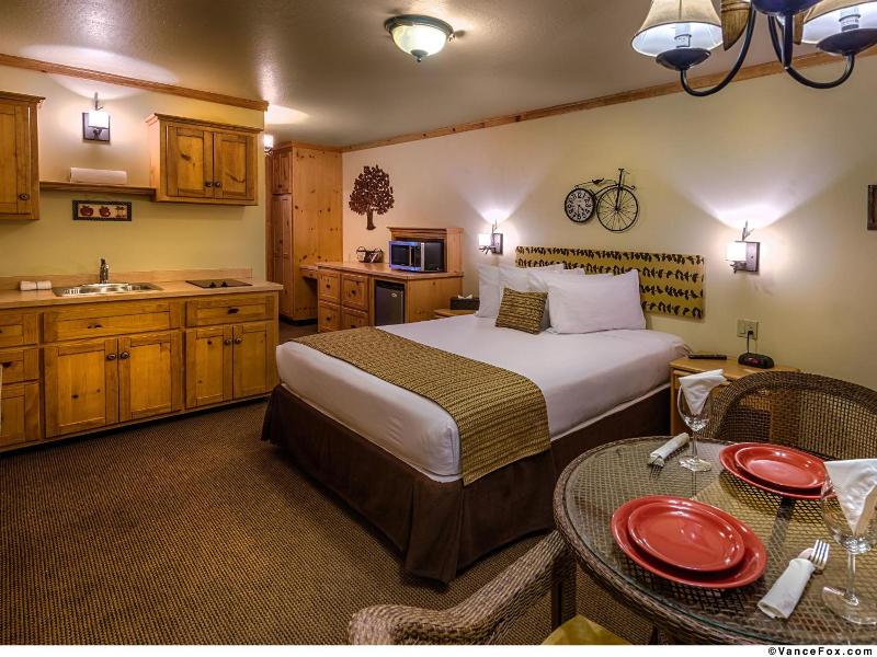 Cedar Glen Lodge image