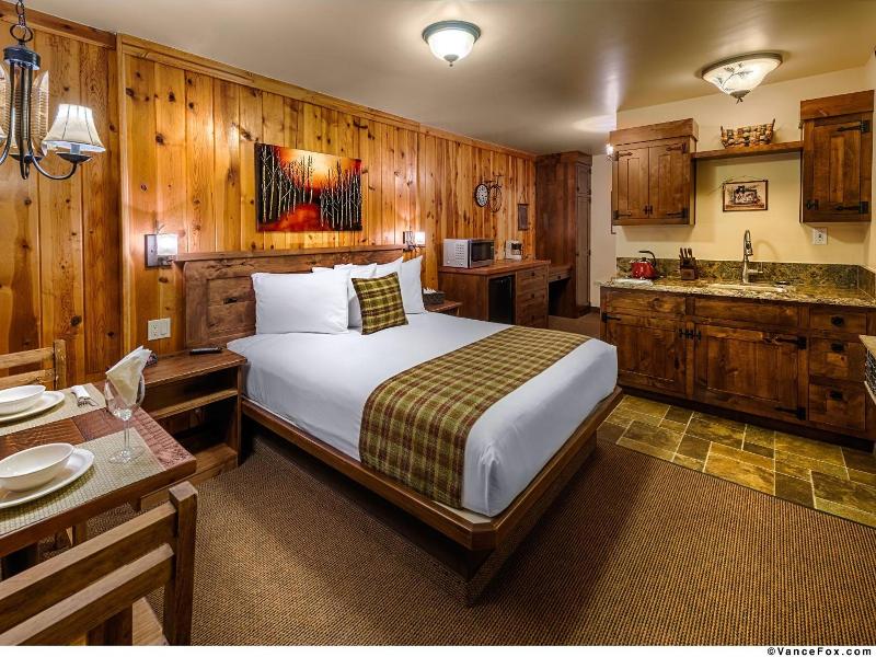 Cedar Glen Lodge image