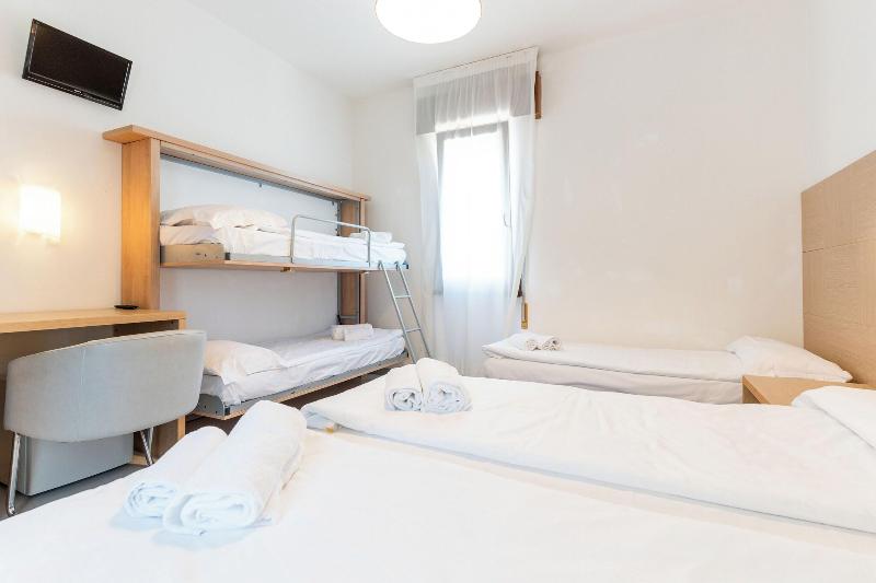 Hotel Regina image