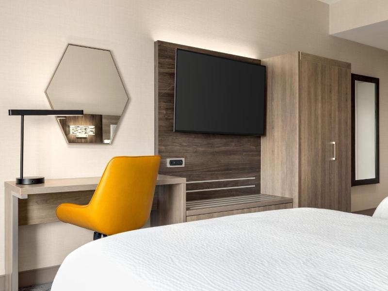 Holiday Inn Express Strathroy An Ihg Hotel image
