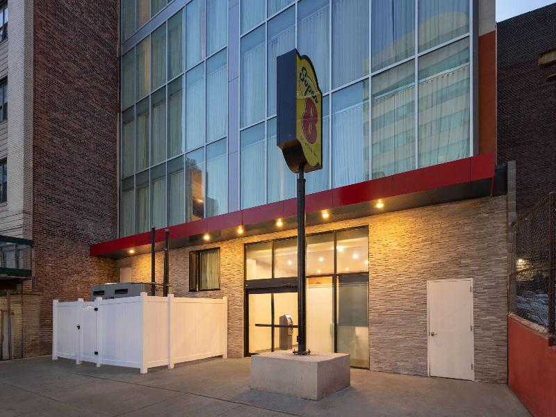 Super 8 By Wyndham Bronx Near Stadium image
