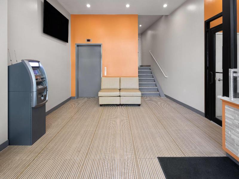 Super 8 By Wyndham Bronx Near Stadium image