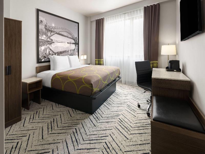 Super 8 By Wyndham Bronx Near Stadium image