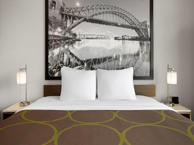Super 8 By Wyndham Bronx Near Stadium image