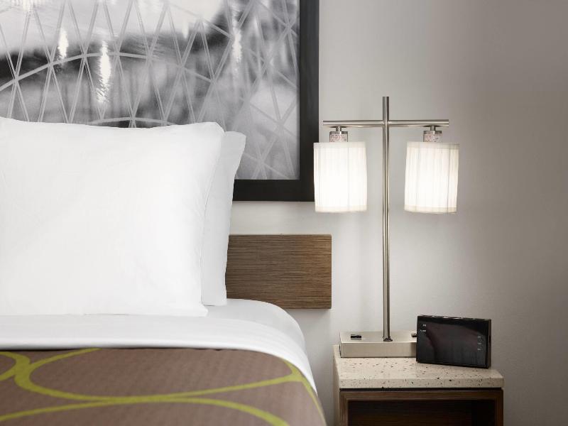 Super 8 By Wyndham Bronx Near Stadium image