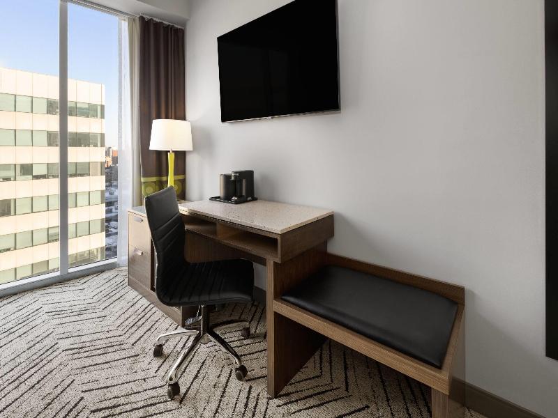 Super 8 By Wyndham Bronx Near Stadium image