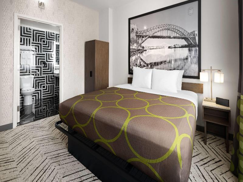 Super 8 By Wyndham Bronx Near Stadium image