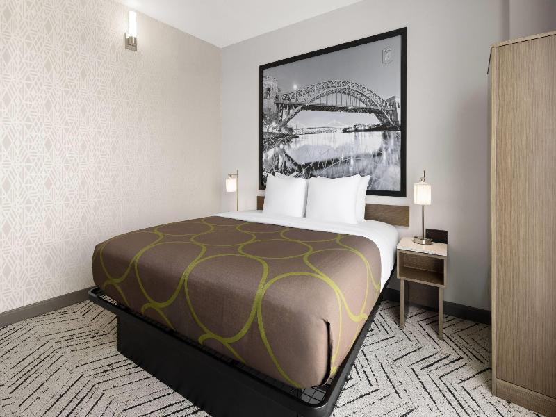 Super 8 By Wyndham Bronx Near Stadium image
