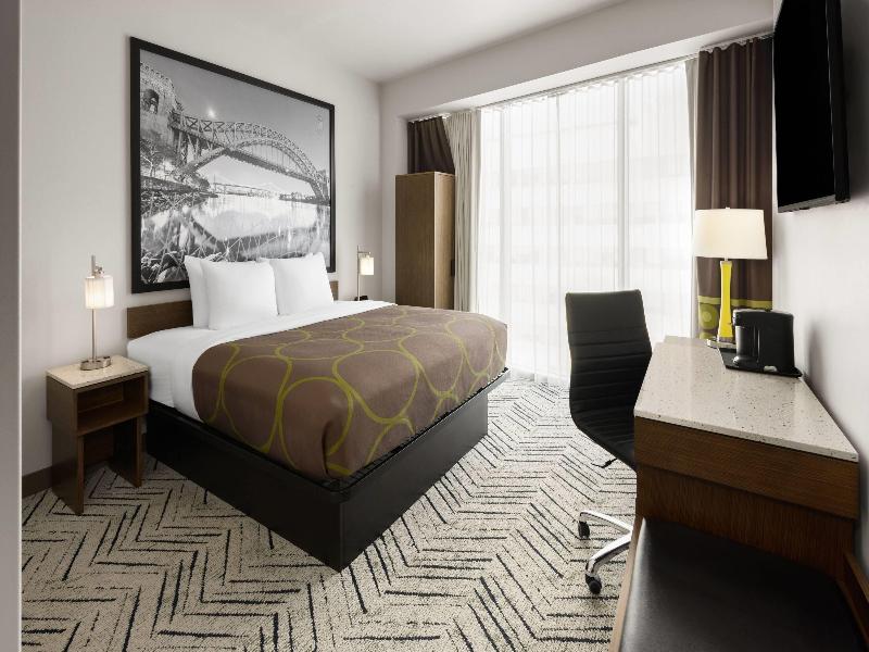 Super 8 By Wyndham Bronx Near Stadium image