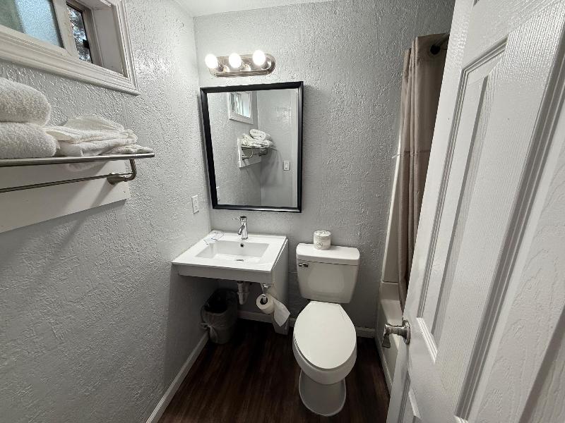 Budget Inn Bend image