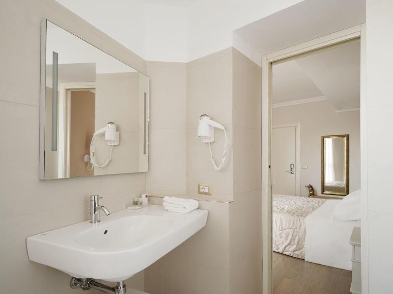 Hotel Aurora image