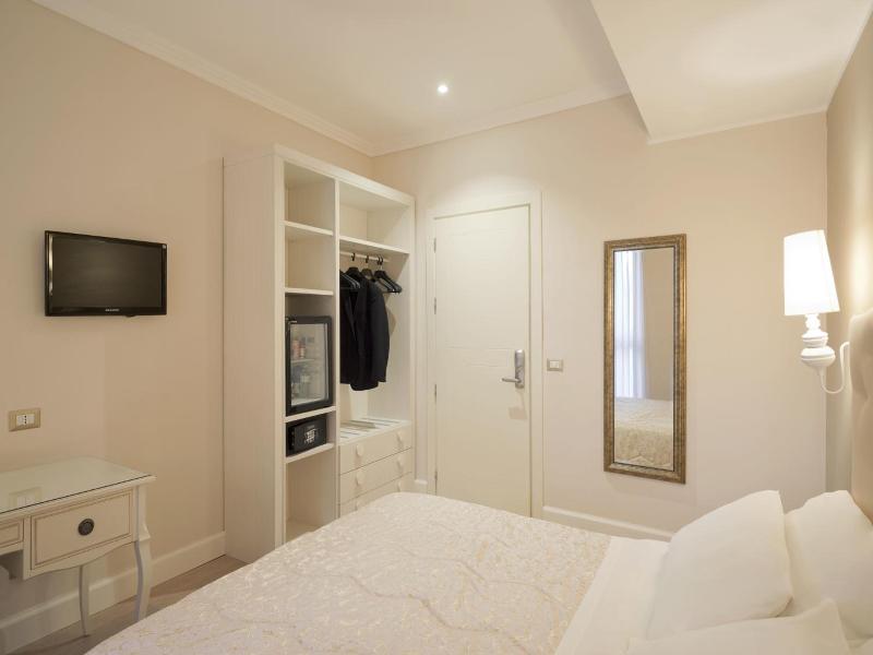 Hotel Aurora image