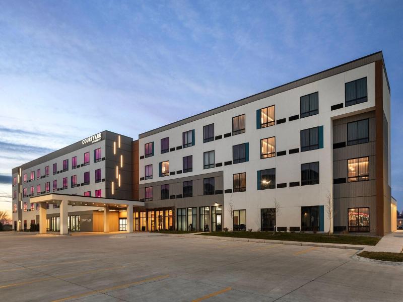 Courtyard By Marriott Bettendorf image